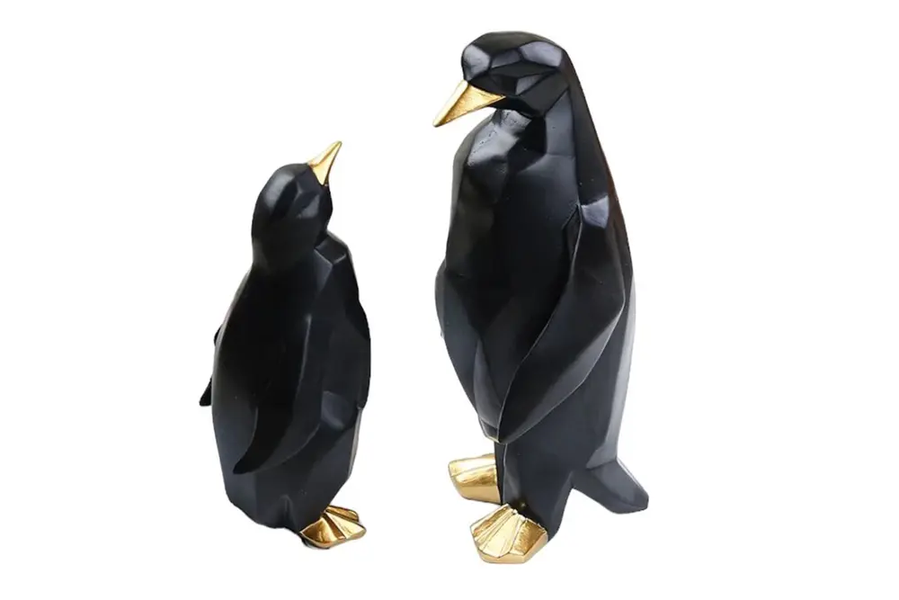 Kübik Penguen Anne Yavru, Siyah