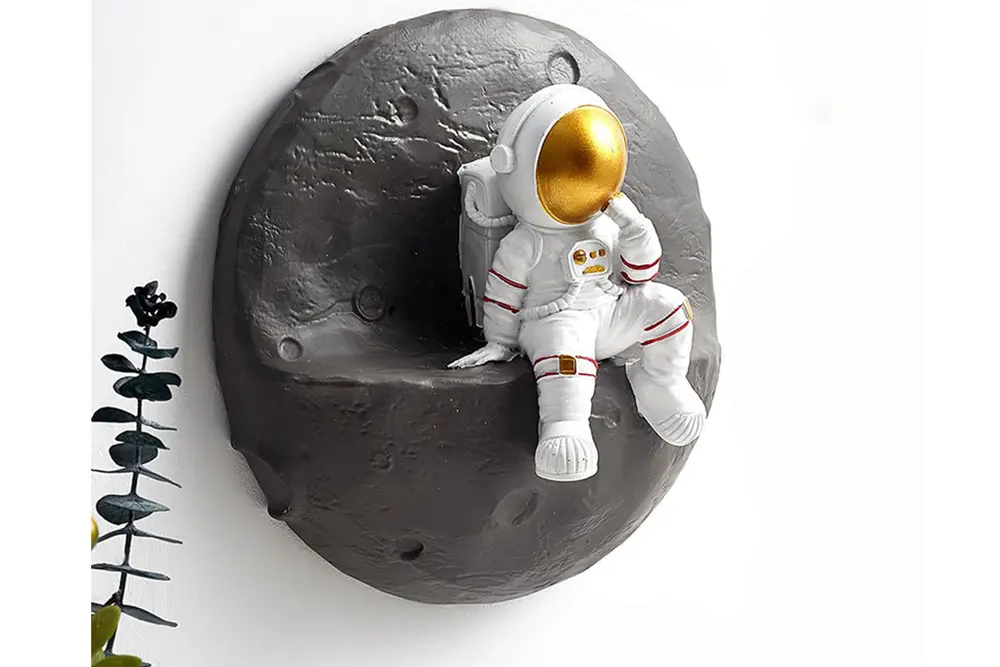 Ay Üstünde Oturan Astronot, Gold